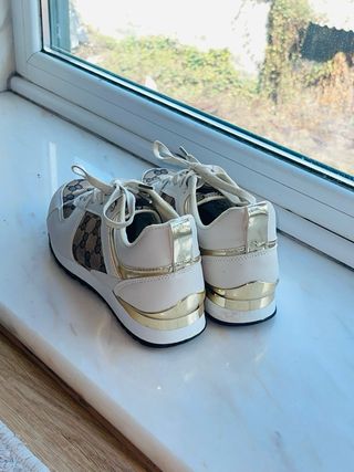 Zapatillas deportivas blancas y marrón 