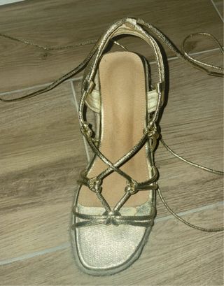 Sandalias doradas cuerda