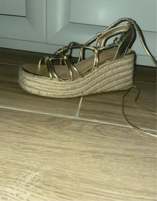 Sandalias doradas cuerda