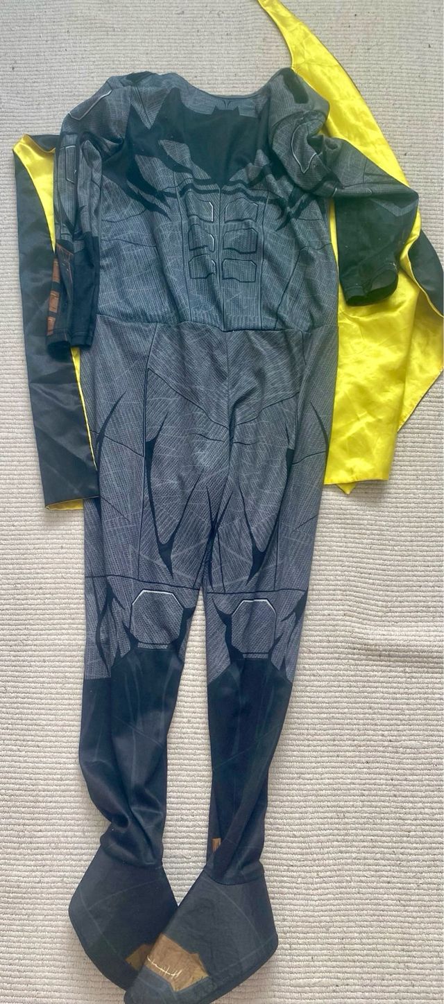 6 disfraces  superhéroes y uno de hallowen.