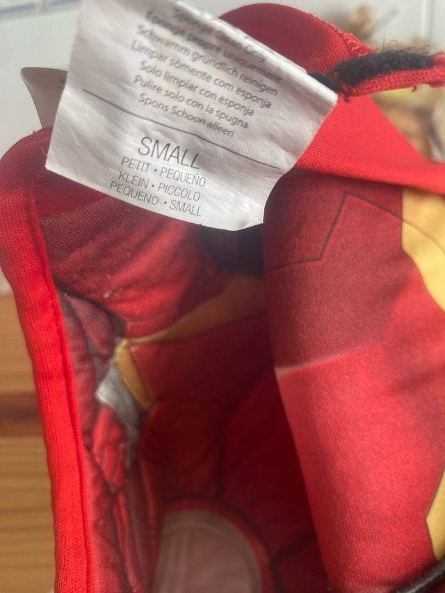 6 disfraces  superhéroes y uno de hallowen.