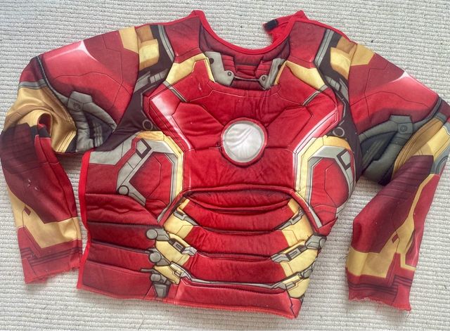 6 disfraces  superhéroes y uno de hallowen.