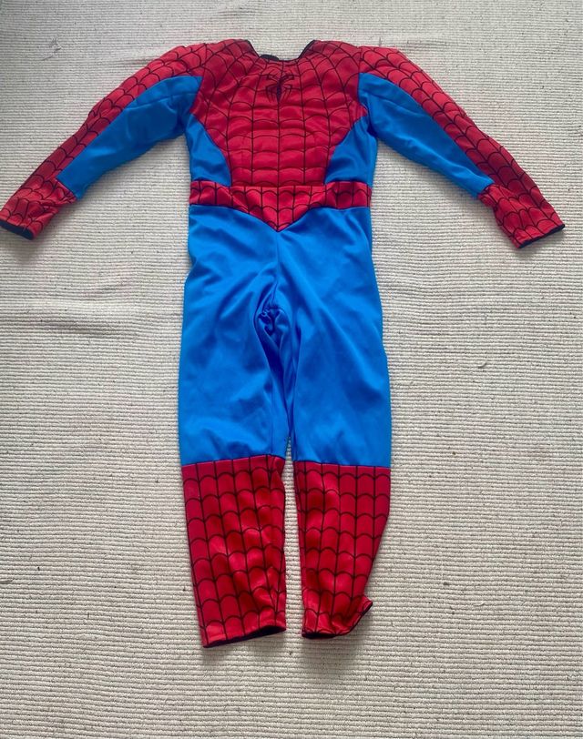 6 disfraces  superhéroes y uno de hallowen.