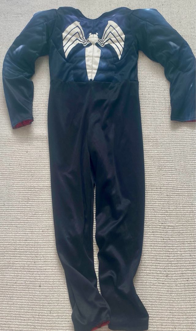 6 disfraces  superhéroes y uno de hallowen.