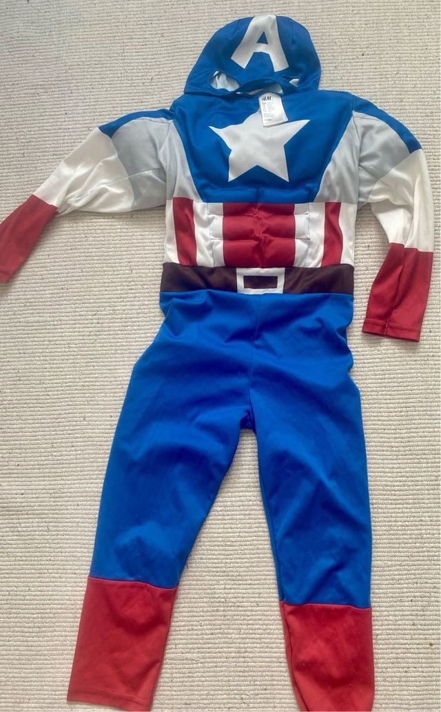 6 disfraces  superhéroes y uno de hallowen.