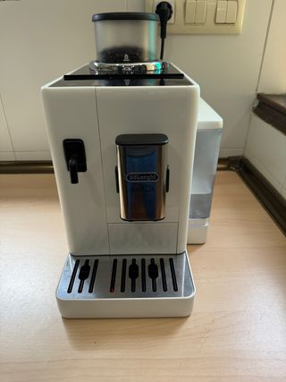 Cafetera Delonghi Rivelia Automática