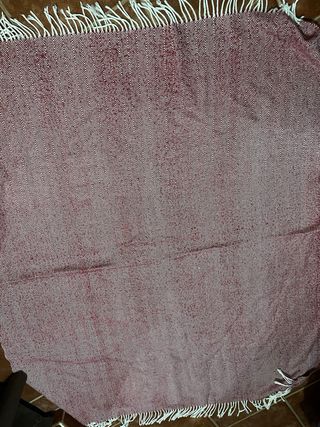 Manta de lana roja y blanca