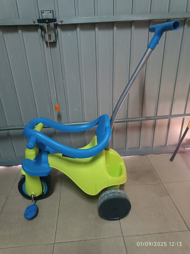Triciclo infantil con asa