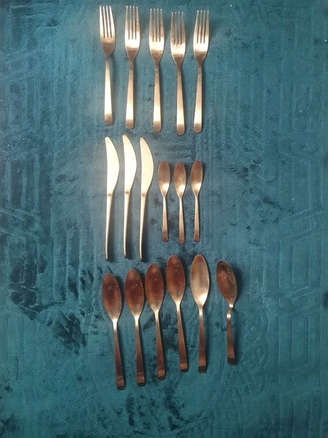 Cubiertos dorados - 17 piezas