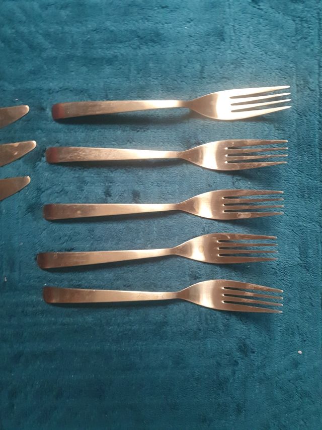 Cubiertos dorados - 17 piezas