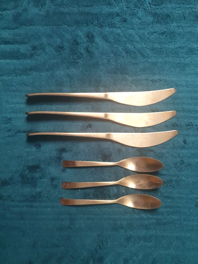 Cubiertos dorados - 17 piezas