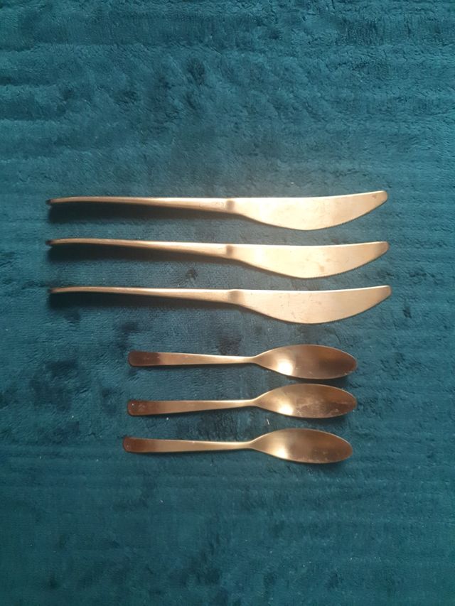 Cubiertos dorados - 17 piezas