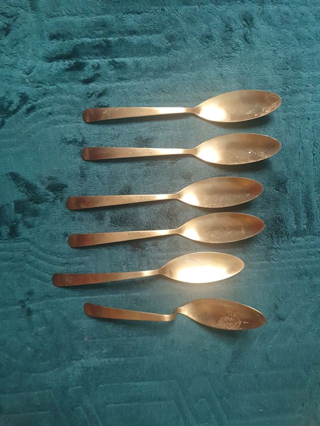 Cubiertos dorados - 17 piezas