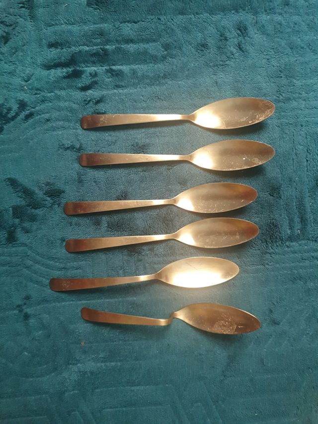 Cubiertos dorados - 17 piezas