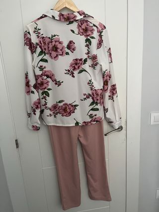 Conjunto Shein - blusa floral rosa y pantalón