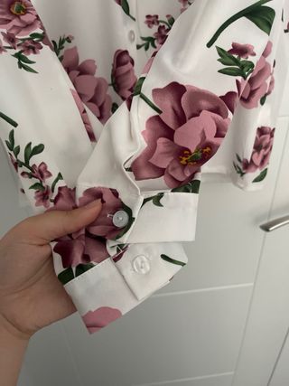 Conjunto Shein - blusa floral rosa y pantalón
