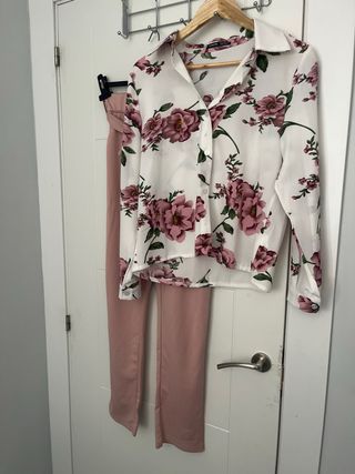 Conjunto Shein - blusa floral rosa y pantalón