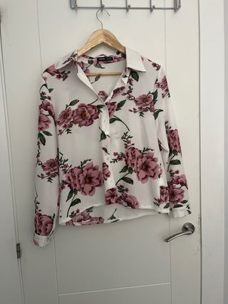 Conjunto Shein - blusa floral rosa y pantalón