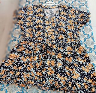 Vestido floral negro y naranja