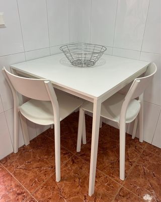Mesa blanca + 2 sillas - 75x75cm