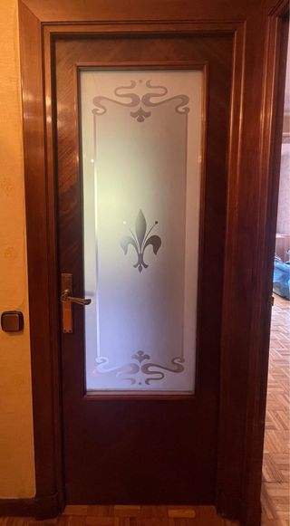 Puerta de madera con cristal decorado