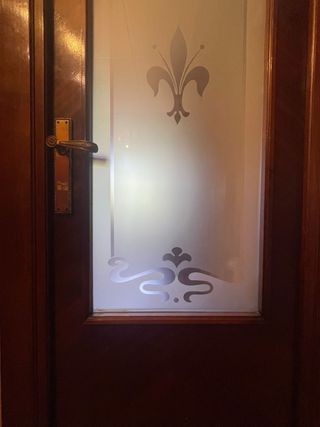 Puerta de madera con cristal decorado