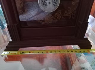 Reloj de madera marrón antiguo