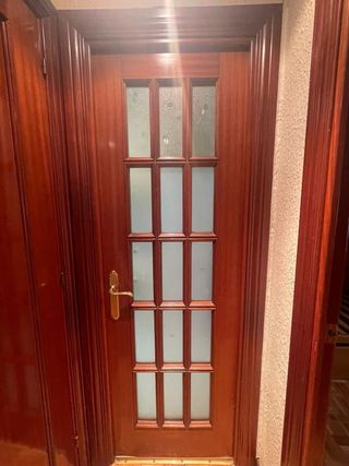 Puerta de madera con cristal dividido