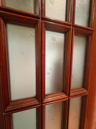 Puerta de madera con cristal dividido