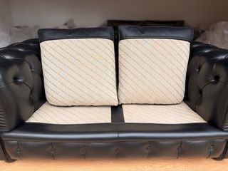 Divano Chester di Poltrona Frau in pelle Nera