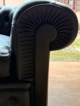 Divano Chester di Poltrona Frau in pelle Nera