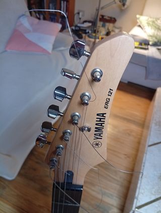 Guitarra Yamaha ERG121 negra