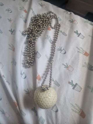 Collar con pelota de golf