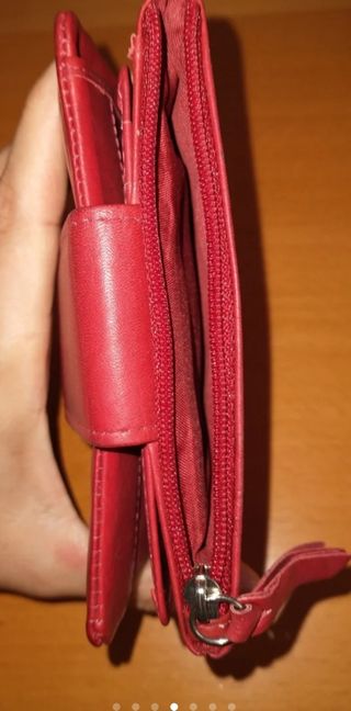 Cartera de piel roja envejecida