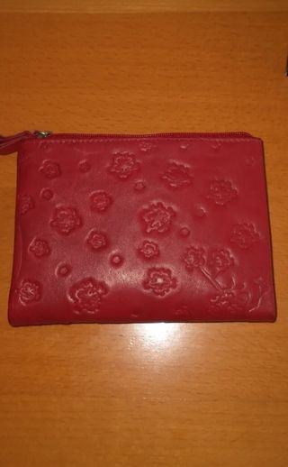 Cartera de piel roja envejecida