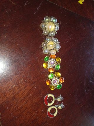 Pendientes dorados y multicolor