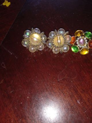 Pendientes dorados y multicolor