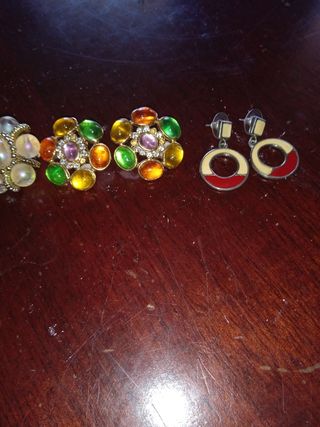 Pendientes dorados y multicolor