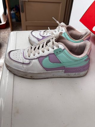 Nike Air Force 1 - zapatillas blancas y moradas
