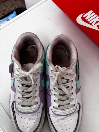 Nike Air Force 1 - zapatillas blancas y moradas