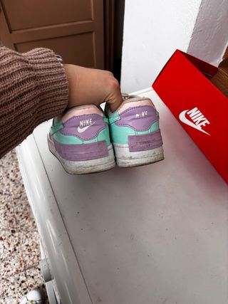 Nike Air Force 1 - zapatillas blancas y moradas