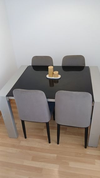 Mesa cristal y acero inoxidable + 4 sillas grises