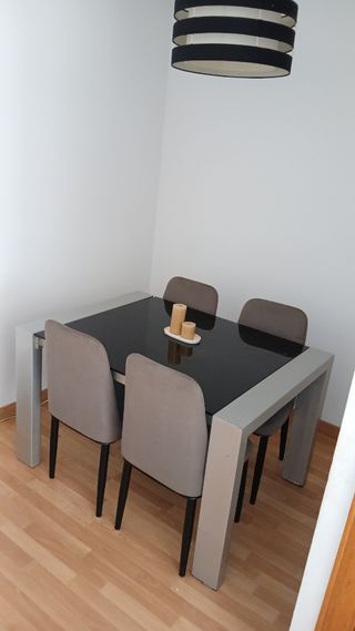 Mesa cristal y acero inoxidable + 4 sillas grises