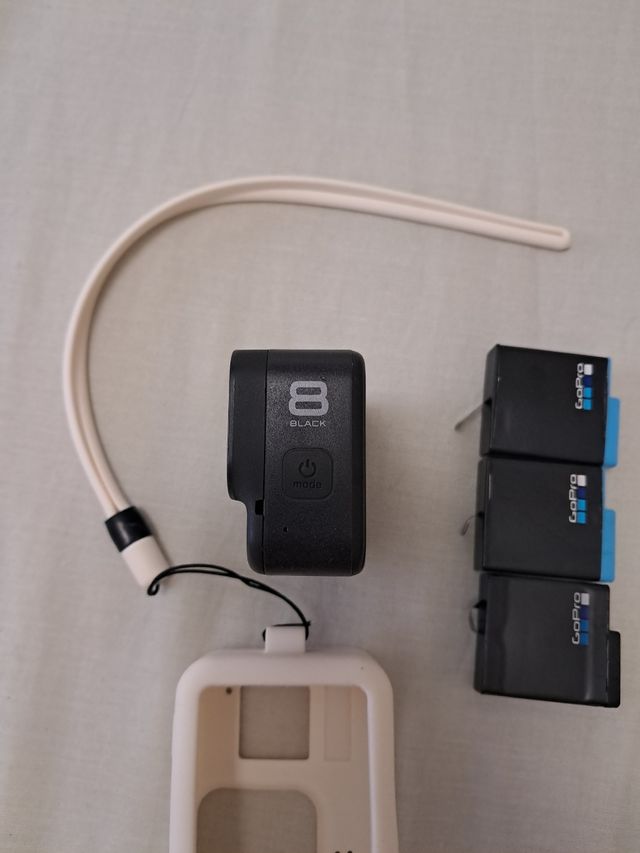 GoPro Hero 8 Black + accesorios 3 baterías y funda