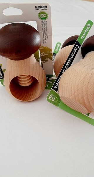 Cascanueces de madera 