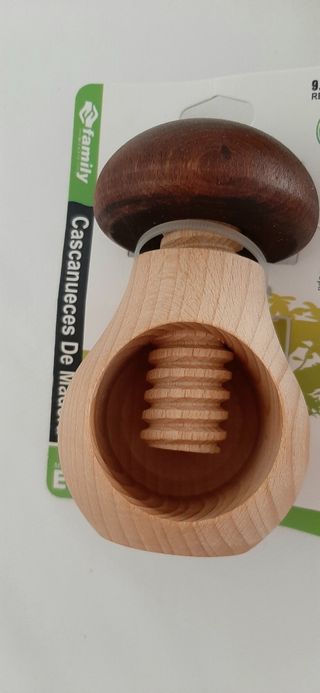 Cascanueces de madera 