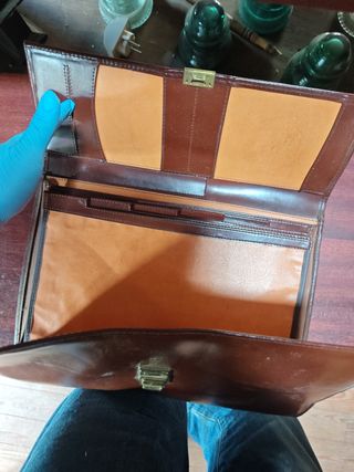 Cartera de cuero marrón