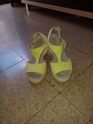 Sandalias cuña amarillas