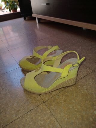 Sandalias cuña amarillas
