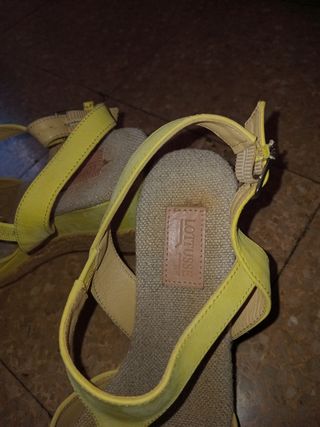 Sandalias cuña amarillas